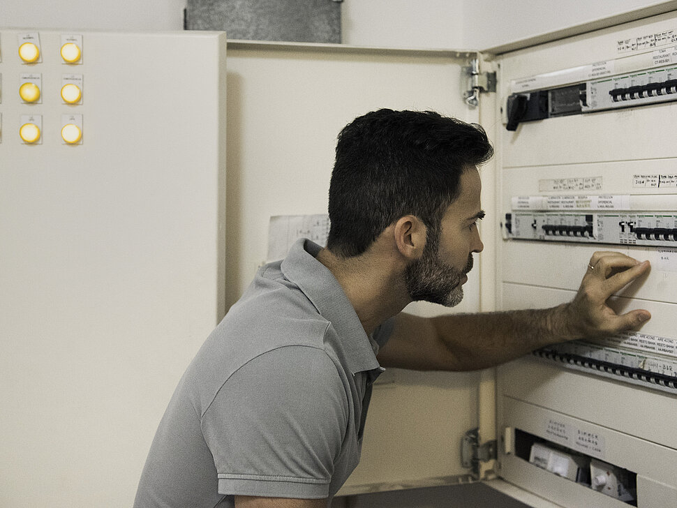 Wie Sie sich auf Stromausfälle vorbereiten Elektriker überprüft elektrischen Schaltschrank